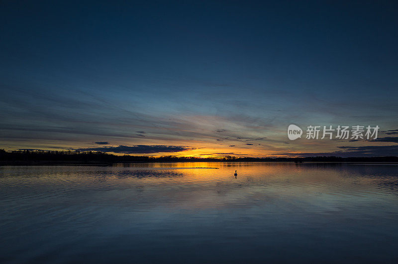 美丽的自然和风景照片的彩色日落在一个湖在瑞典