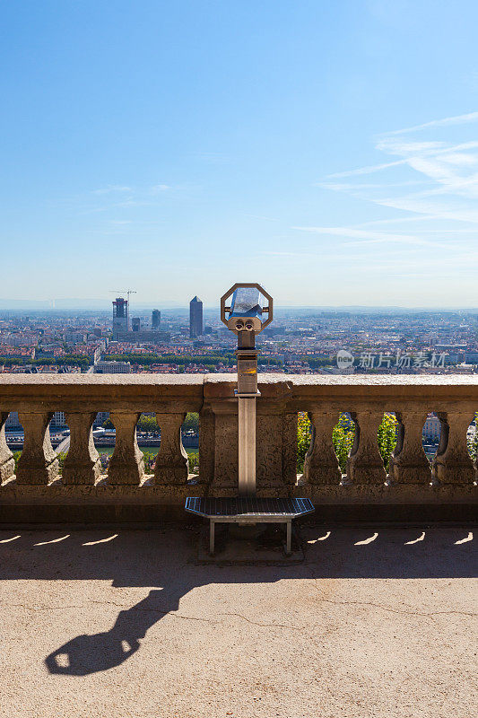 望远镜俯瞰法国里昂的城市景观