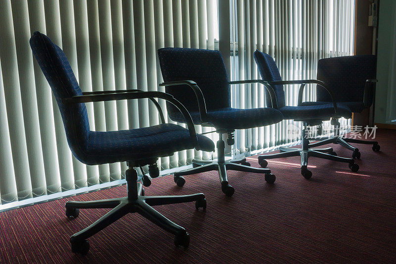 办公室里四把空椅子的剪影