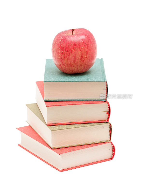 书和苹果孤立在白色的背景上