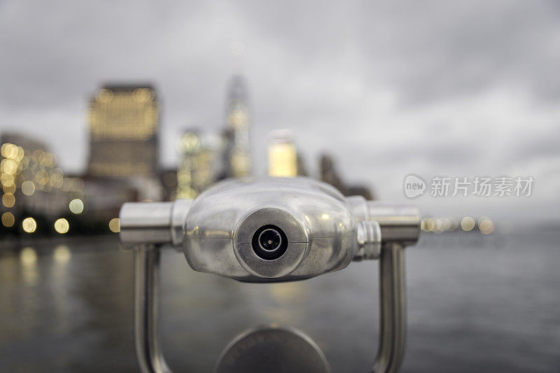 双筒望远镜在纽约下曼哈顿黄昏
