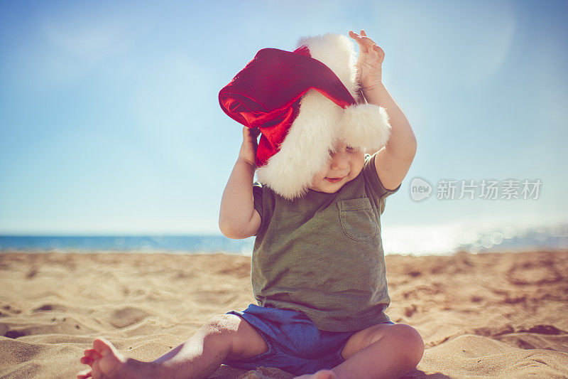 圣诞节在海滩上的小男孩