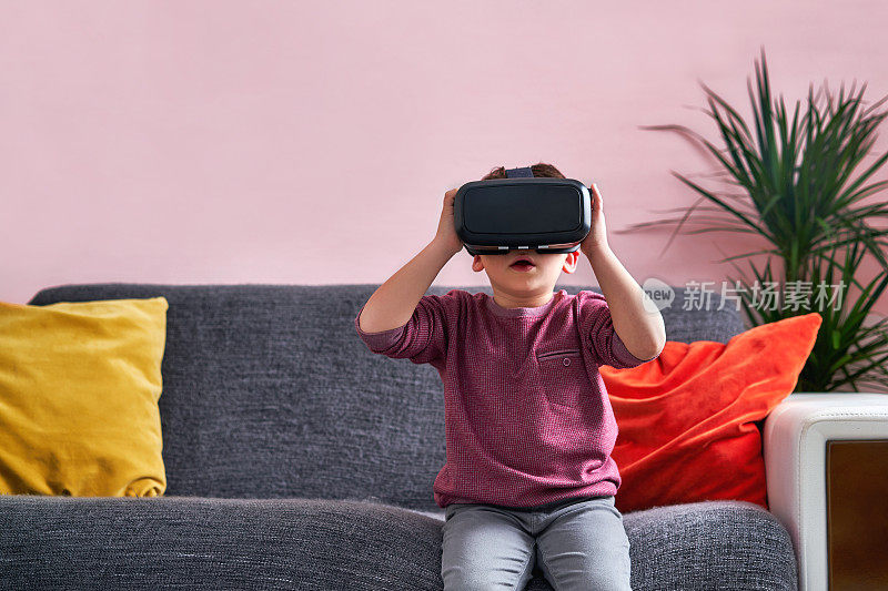 4-5岁可爱的孩子戴着虚拟现实眼镜。