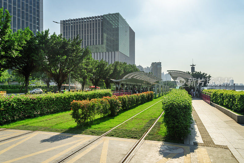 中国广州市中心的电车站和草地轨道