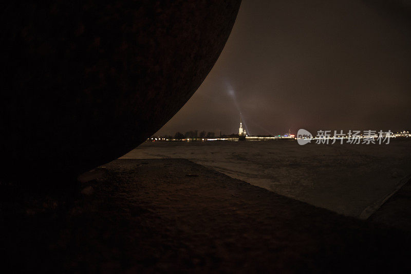 通过广角镜头看圣彼得堡的夜晚