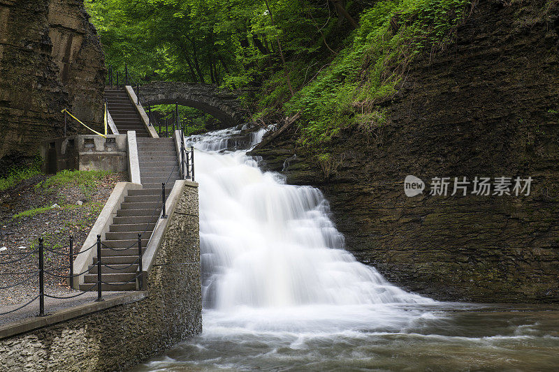 纽约伊萨卡的卡斯卡迪拉峡谷自然地区的瀑布