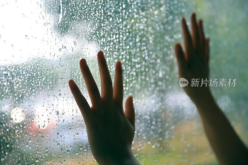 雨天用手触摸窗户