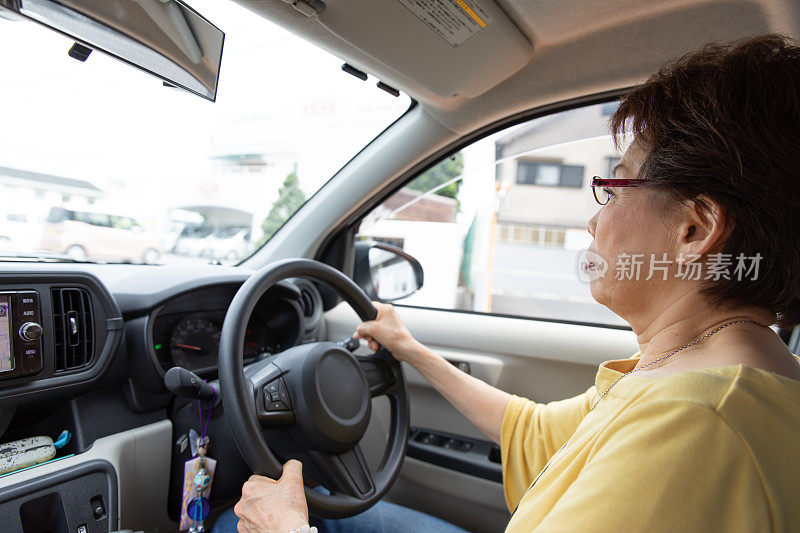 日本老年妇女开车