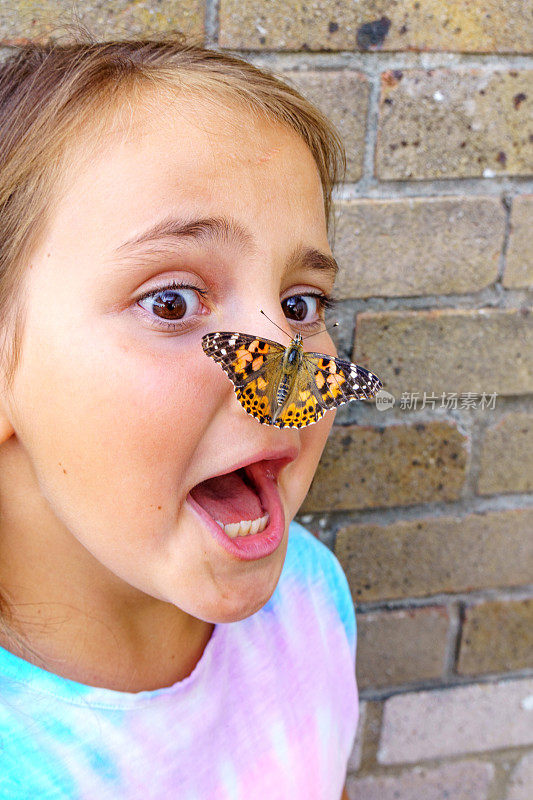 十岁的女孩，鼻子上有只蝴蝶
