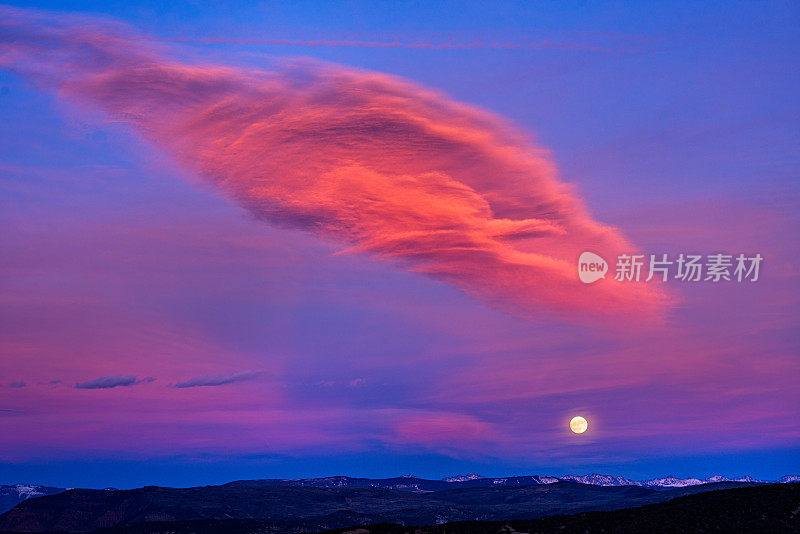 科罗拉多州日落鹰的月亮升起和风景秀丽的山脉