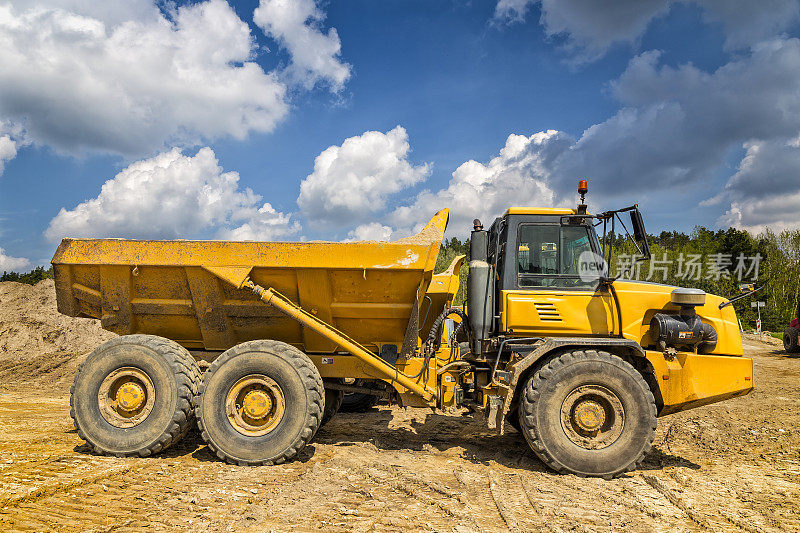 一辆黄色的自卸卡车正在建造S6公路，Goleniów，波兰