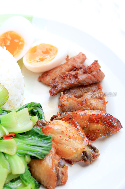 炒蔬菜，煮鸡蛋，炒猪肉和炒鸡翅配泰国茉莉花饭。泰国菜。