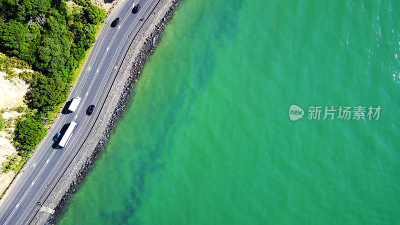 沿海岸的公路鸟瞰图。新西兰奥克兰。