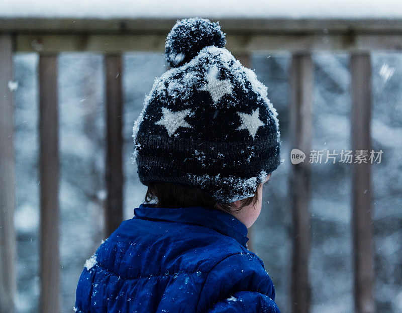 男孩在雪中玩耍