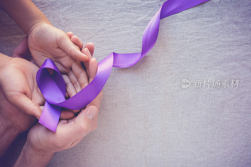 手握紫色丝带，调色复制空间背景，阿尔茨海默病，胰腺癌，癫痫意识，家庭暴力意识