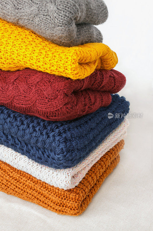 一堆五颜六色的针织暖和毛衣
