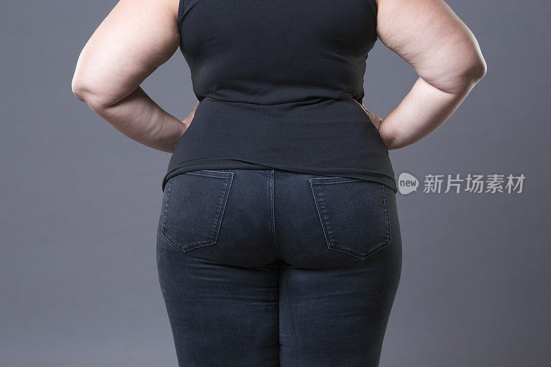 胖女人臀部黑牛仔裤，超重女人身体特写