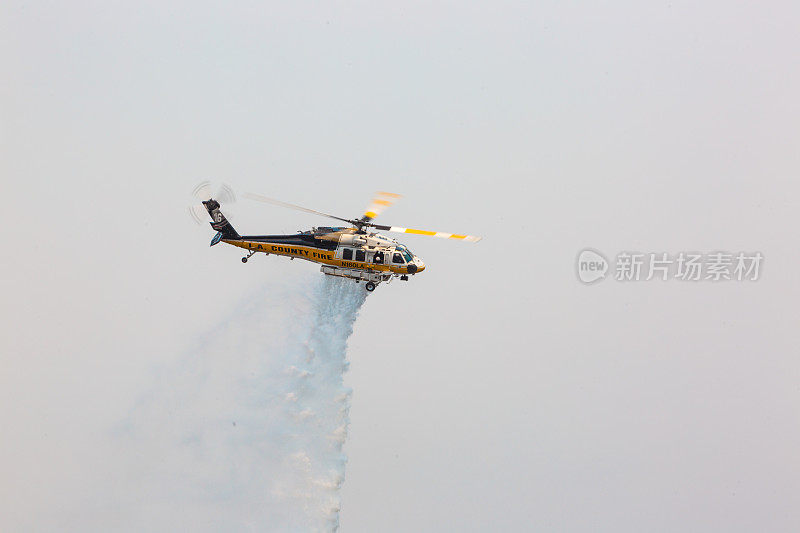 一架直升飞机在洛杉矶的金枪鱼森林大火上滴水