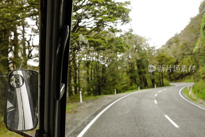 从老式房车内开阔的道路的观点