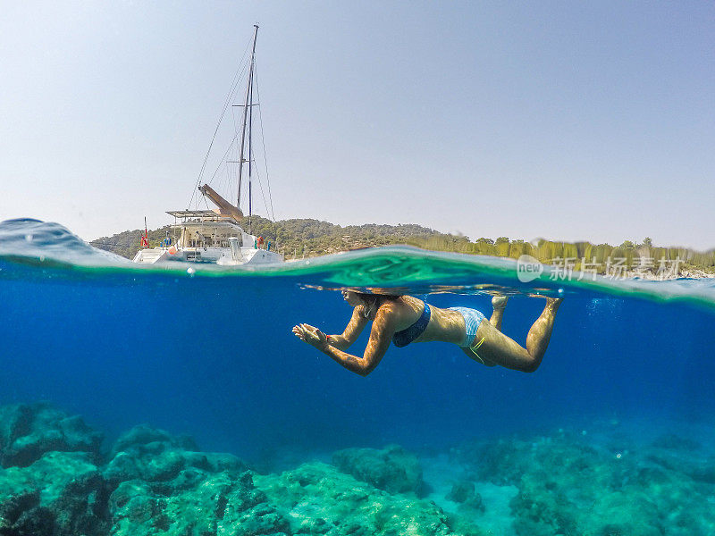 Göbün湾在Göcek。漂浮在海底的女士。