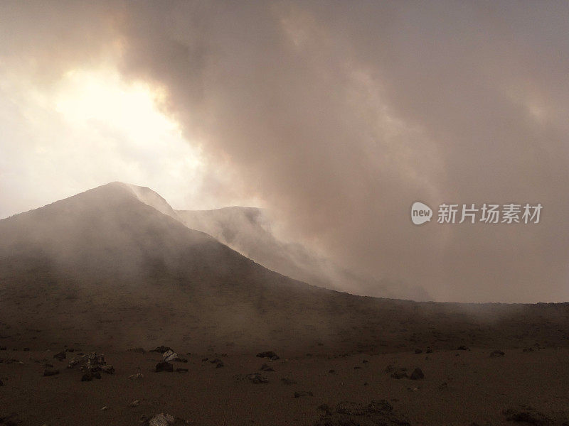 瓦努阿图塔纳岛的亚苏尔火山和火山口