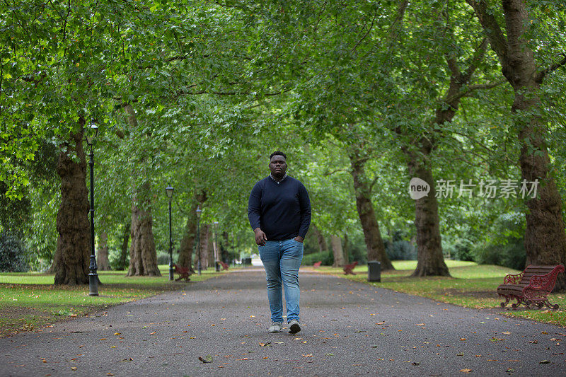 年轻的黑人男性在公园里散步