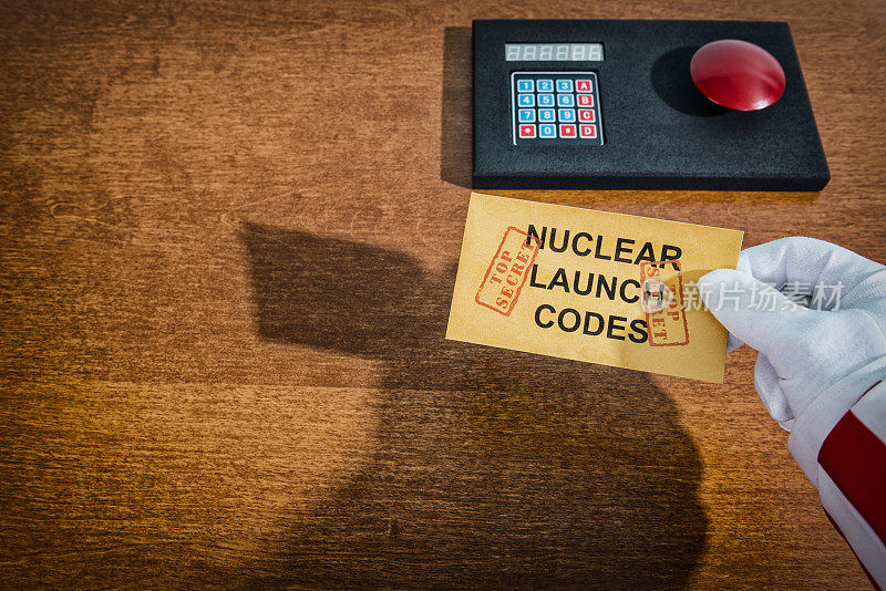 山姆大叔在核发射按钮上持有绝密的核发射密码