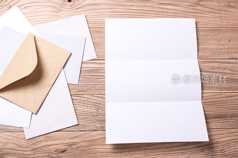 信和信封放在一张木桌上。模拟信格式A4