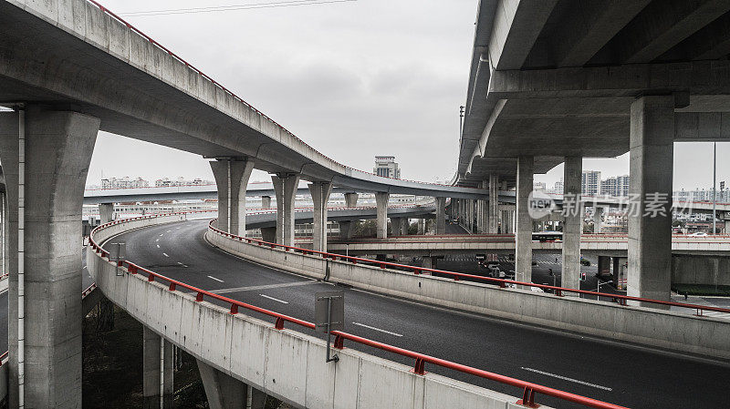 多云天气城市公路和立交桥鸟瞰图