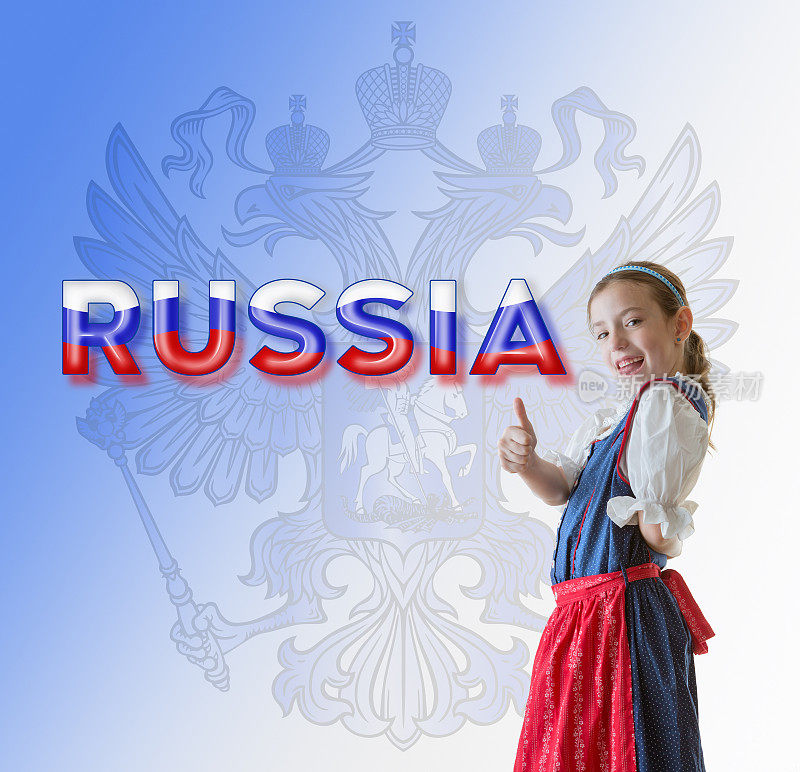 俄罗斯女孩看着镜头微笑着说俄罗斯，竖起大拇指