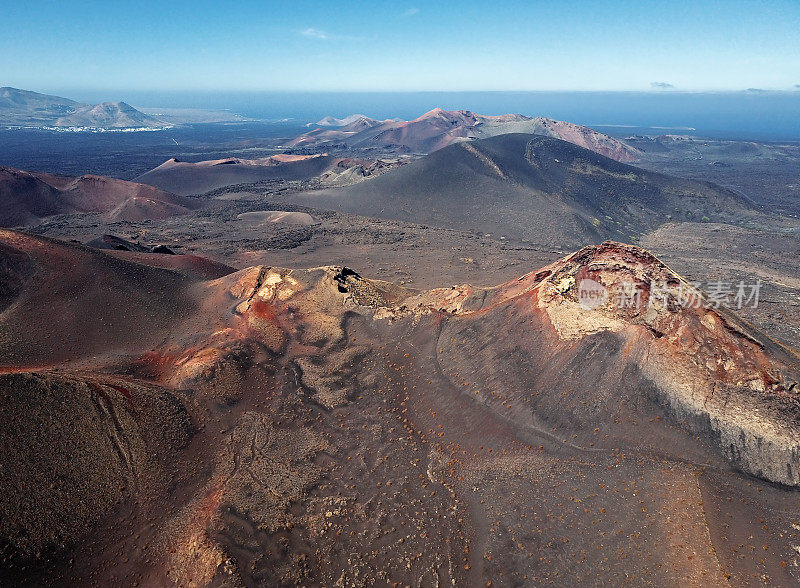 加那利群岛兰萨罗特提曼法亚国家公园的空中火山景观