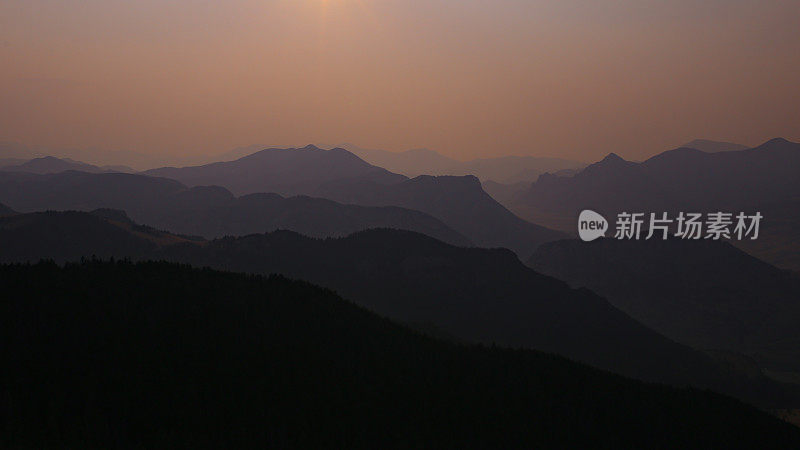 紫色烟雾日落阿布萨罗卡山背景，怀俄明州