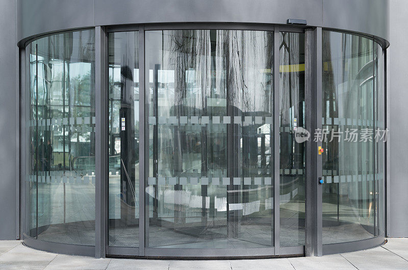 现代办公大楼的玻璃入口