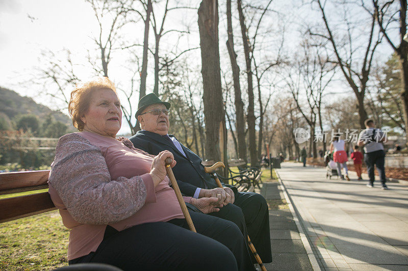 一对老夫妇坐在温泉公园的长椅上。结婚60周年纪念日