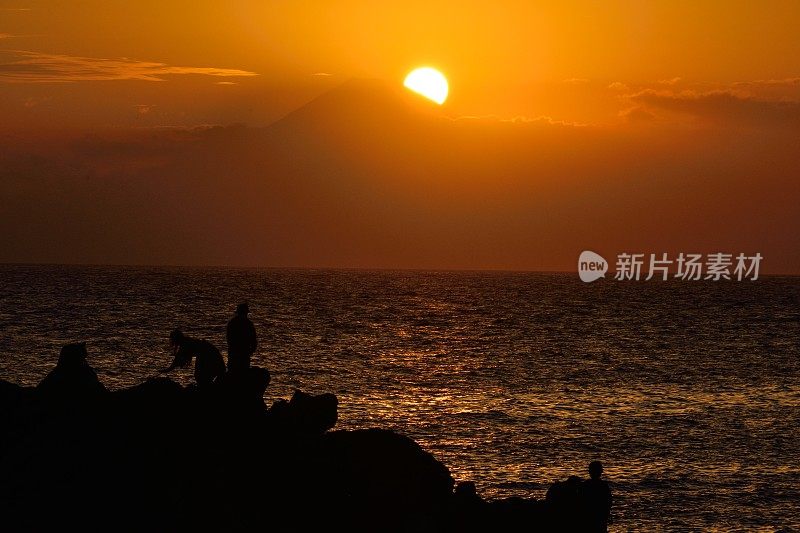 富士山上的日落，从Jogashima，三浦半岛，神奈川县