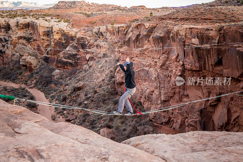 在犹他州摩押的高空或Slackline上的运动青年