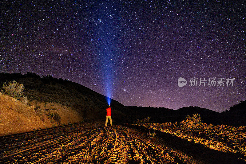 光的光束泥土路星夜