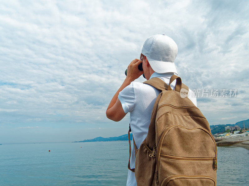 游客正在用双筒望远镜观看