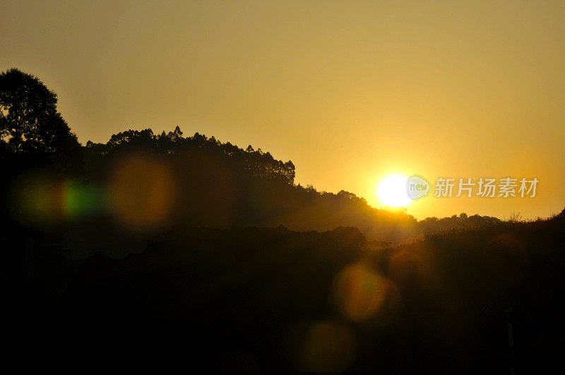 夕阳中的龙泉山