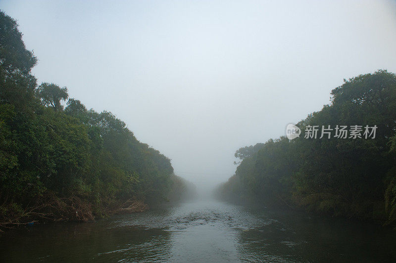 乌鲁比奇市的卡诺亚斯河上的迷雾。