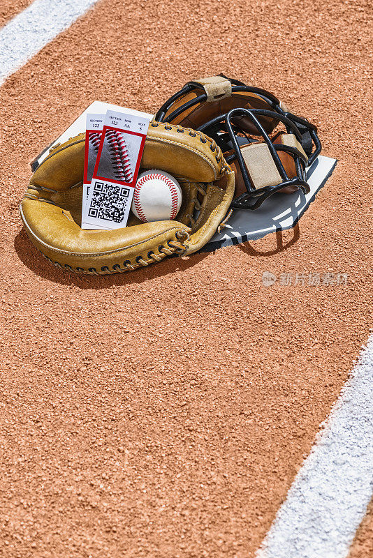 棒球接球手套里的两张球票存根本垒板上有个棒球和一个面具