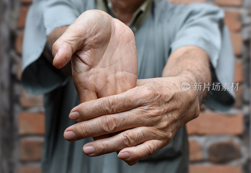 亚洲老年肌肉痉挛患者的手臂肌肉强化训练。