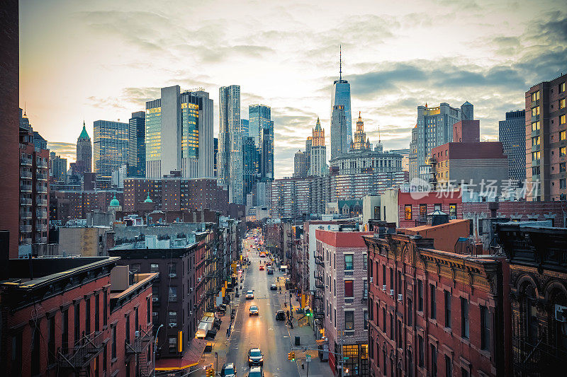 纽约唐人街和摩天大楼的天际线黄昏视图