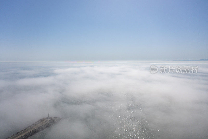 黑海上空的低云。雾在海