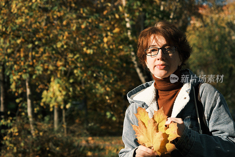 秋天镇街道上的女人画像