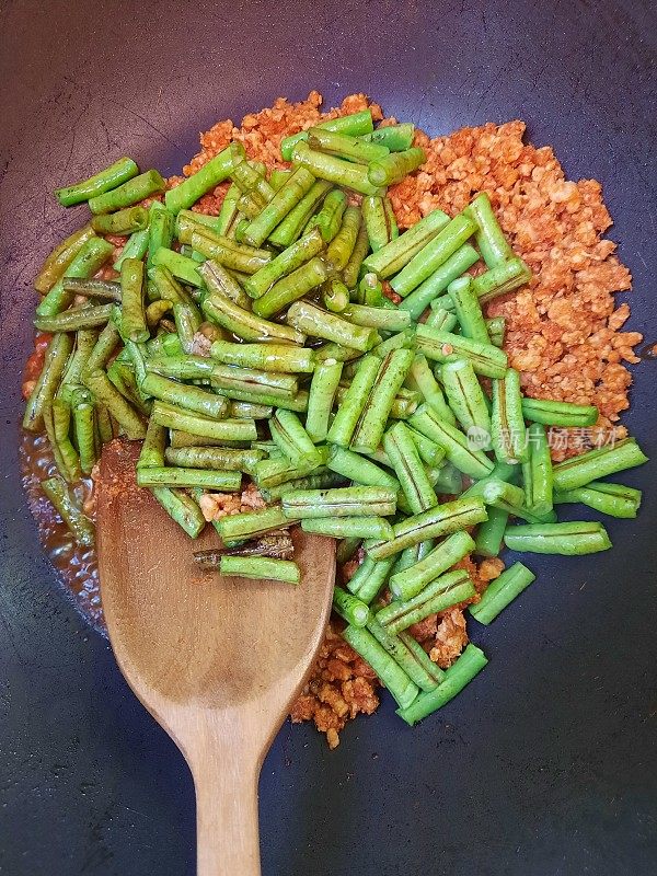 炒菜炒青豆和辣椒酱——准备食物。