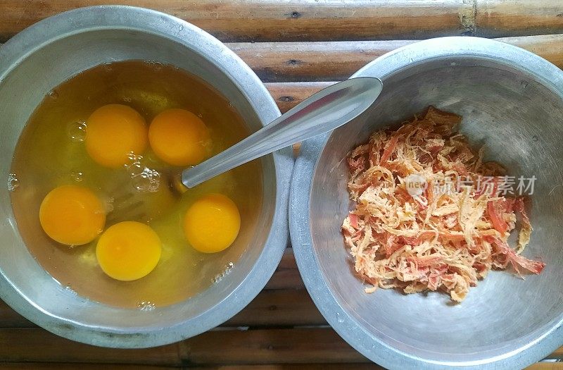 准备做鱿鱼丝煎蛋卷——食物准备。