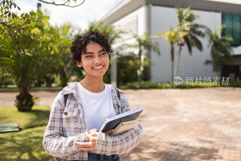 大学校园里一个学生的肖像