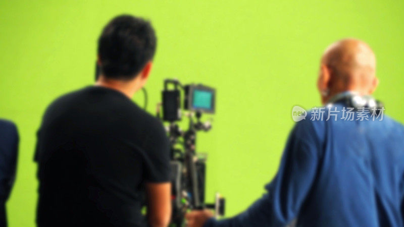 在线处理技术，在大演播室视频电影制作的幕后模糊，彩色绿色屏幕背景。模糊图像的背景使用。