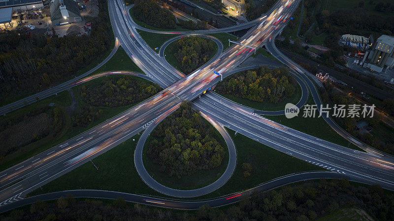 黄昏时的公路立交-鸟瞰图